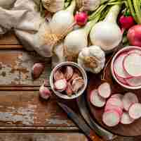 Free photo top view of radish slices with garlic