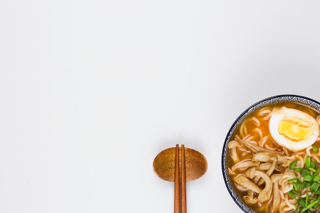 Foto gratuita vista dall'alto della ciotola di ramen