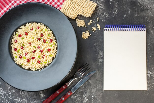 Top view ramen noodles on dark round plate