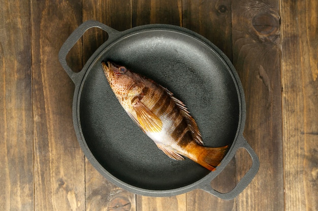 Вид сверху сырой рыбы на тарелке