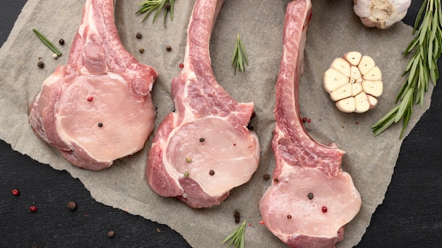 Foto gratuita vista dall'alto carne cruda su carta da forno