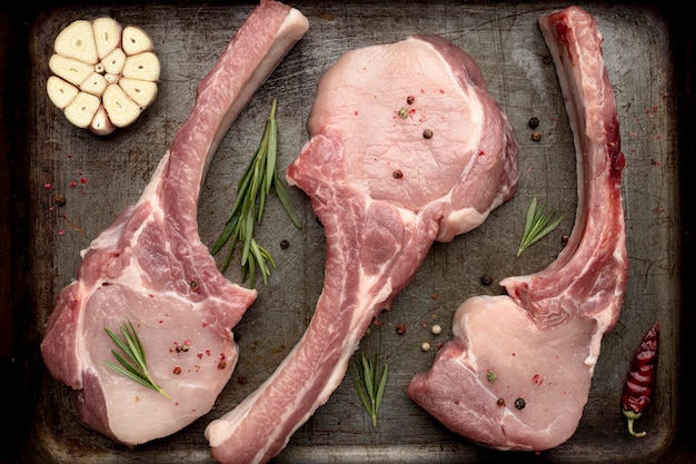 Foto gratuita vista dall'alto carne cruda preparata per essere cotta