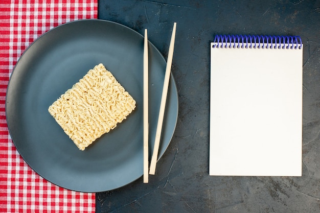 暗い壁に棒でプレート内の上面図生麺