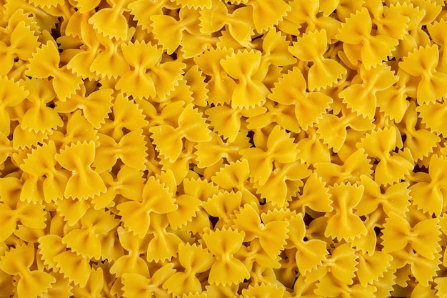 Foto gratuita vista dall'alto del modello senza saldatura farfalle di pasta cruda