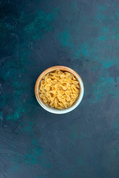 Pasta cruda vista dall'alto all'interno della piccola pentola su oscurità