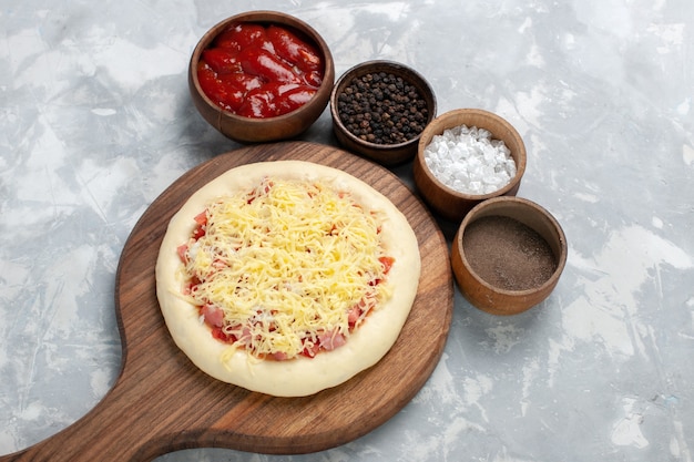 白地にトマトソースとチーズのトップビュー生ピザ
