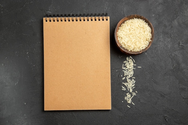 暗い表面の食事食品米生にメモ帳付きの上面図生米