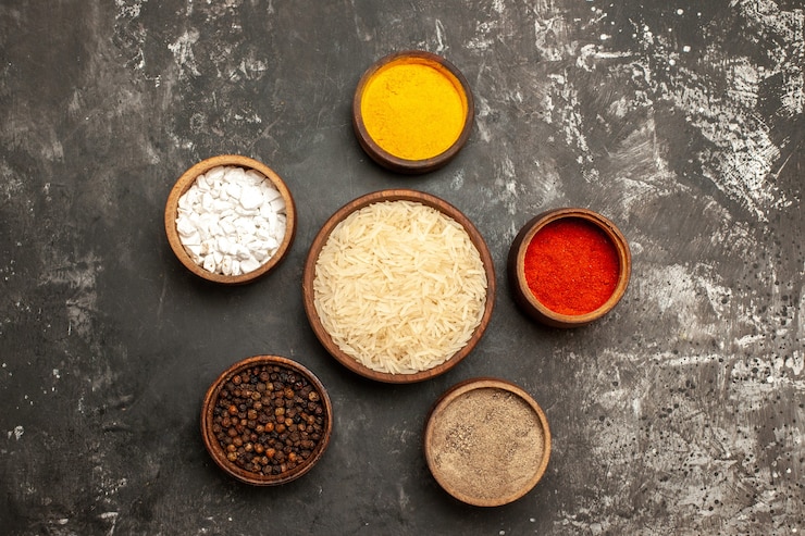 मुफ़्त फोटो top view raw rice with seasonings on the dark surface spice raw food