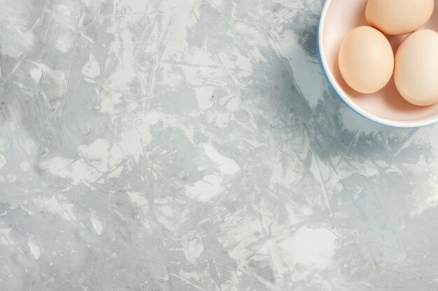 밝은 흰색 책상 원시 음식 식사 아침 사진 아침에 작은 접시 안에 상위 뷰 원시 전체 계란