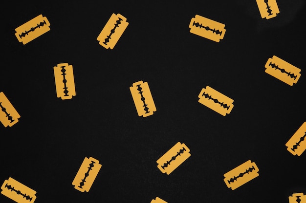 Free photo top view razor blades with black background