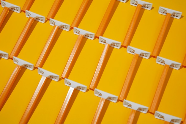 Free photo top view razor blades with yellow background