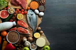 Foto gratuita piramide alimentare reale vista dall'alto