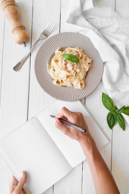 Foto gratuita vista dall'alto sul concetto di natura morta del libro di ricette