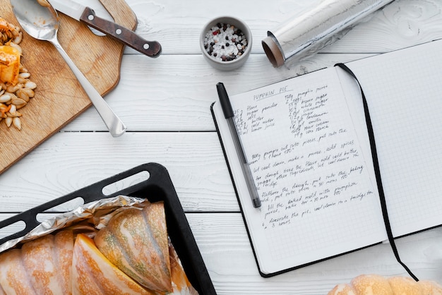 Foto gratuita vista dall'alto sul concetto di natura morta del libro di ricette