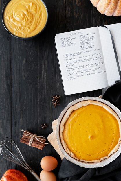 Foto gratuita vista dall'alto sul concetto di natura morta del libro di ricette