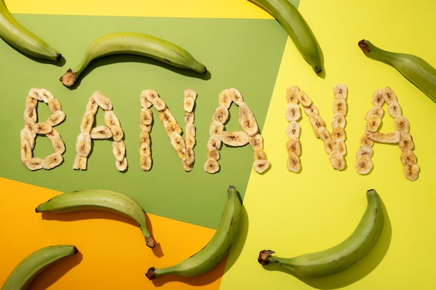 Foto gratuita ricetta in vista dall'alto con banana di banana