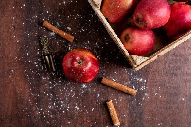 茶色の木製の水平にシナモンと木枠の平面図赤いリンゴ