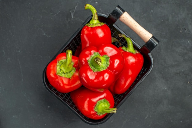 Free photo top view red bell-peppers spicy vegetables on a dark background