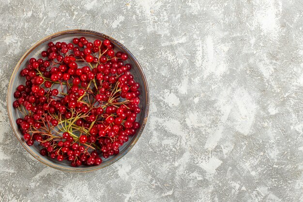 무료 사진 흰색 바탕에 상위 뷰 붉은 열매 부드러운 과일