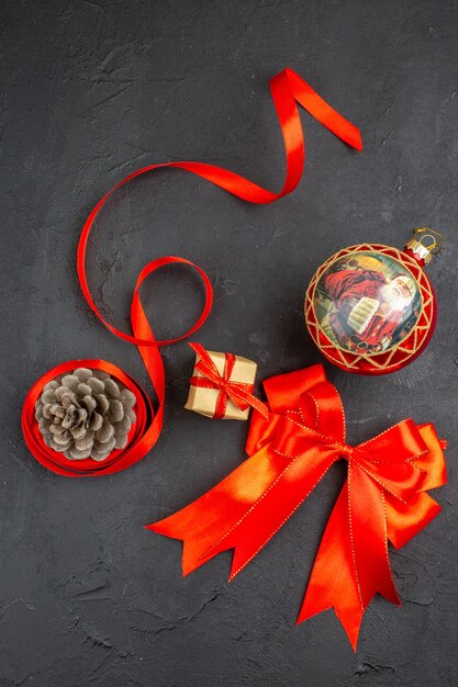 無料写真 ベージュの表面に赤い弓のクリスマスの装飾品の上面図