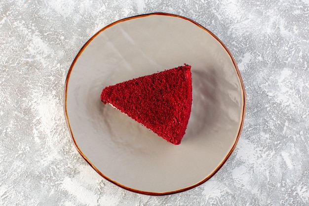 無料写真 灰色の背景のケーキ甘いお茶のプレート内の平面図赤いケーキスライスフルーツケーキ作品