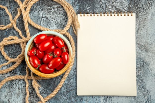 Free photo top view red cherry tomatoes with ropes