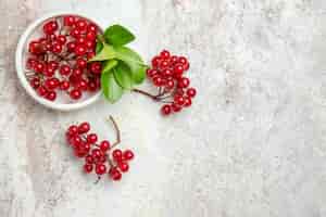 Бесплатное фото Вид сверху красная клюква свежие фрукты на белом столе свежие ягоды красные фрукты