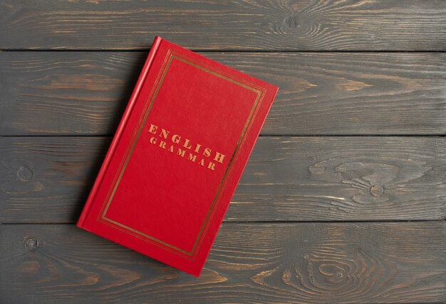 Верхний вид красной английской грамматической книги