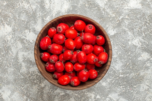 白い背景の上のプレート内の赤い果物