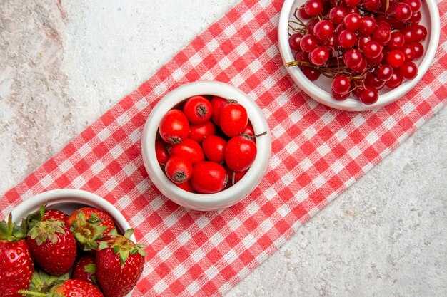 밝은 흰색 테이블에 딸기와 상위 뷰 붉은 과일 신선한 과일 베리 레드