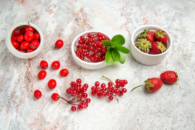 흰색 테이블에 딸기와 상위 뷰 붉은 과일 신선한 베리 붉은 과일