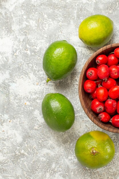Вид сверху красные фрукты с лимоном на белом фоне