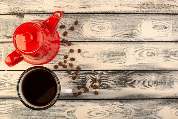 회색 소박한 책상 음료 커피 색상에 커피와 갈색 커피 씨앗 한잔과 함께 상위 뷰 빨간 주전자