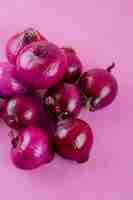 Free photo top view of red onions on purple background