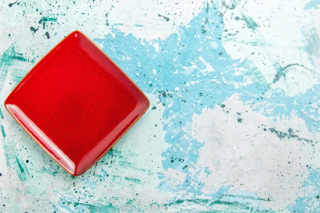 Free photo top view red plate square formed empty on blue background