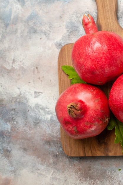 Free photo top view red pomegranates on light background