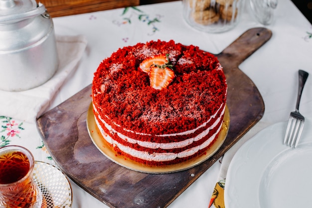 Вид сверху красный клубничный торт вкусный с чаем на столе фруктовый торт бисквит сладкий