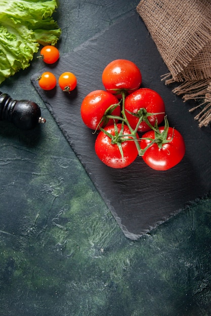 어두운 배경에 상위 뷰 빨간 토마토 익은 성장 식사 음식 나무 색상 샐러드 사진 저녁 식사