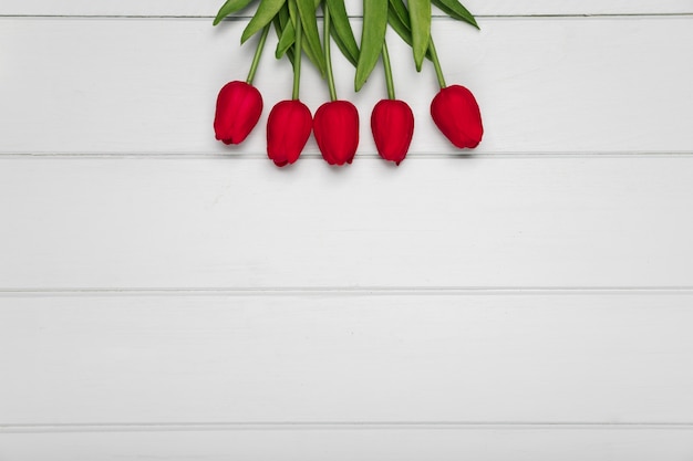 Вид сверху красные тюльпаны с копией пространства