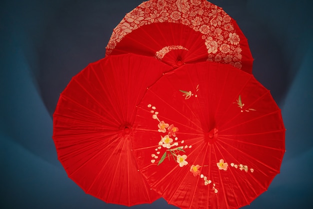 トップビュー赤い和傘の配置