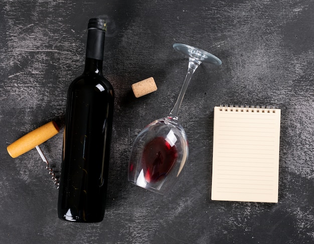 黒い石の水平方向のノートにコピースペースを持つ平面図赤ワイン