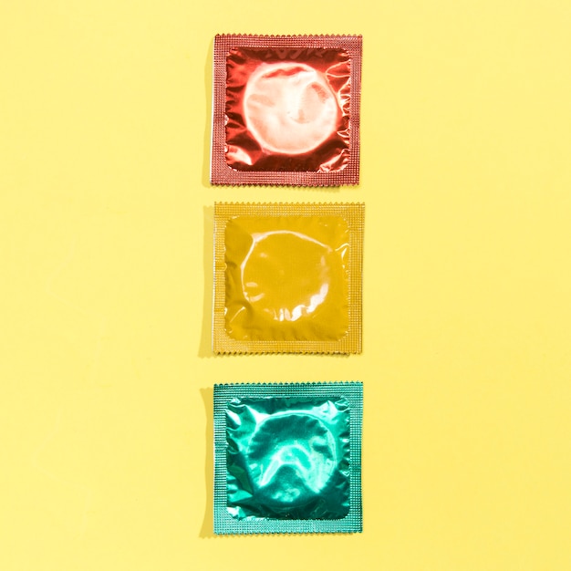 상위 뷰 빨강, 노랑, 녹색 콘돔