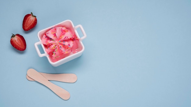 トップビューイチゴとさわやかなアイスクリーム
