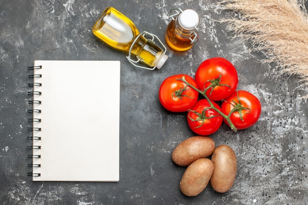 Free photo top view of ripe tomatoes notebook and spices