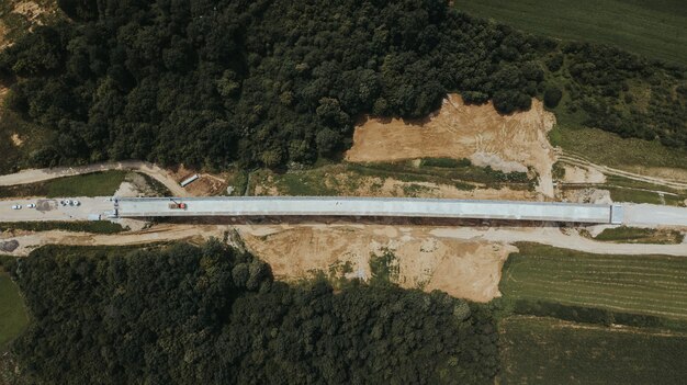 フィールド、ボスニア・ヘルツェゴビナに囲まれたブルチコ地区で建設中の道路の上面図