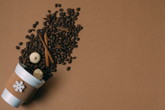 Vista dall'alto chicchi di caffè tostati con spazio di copia