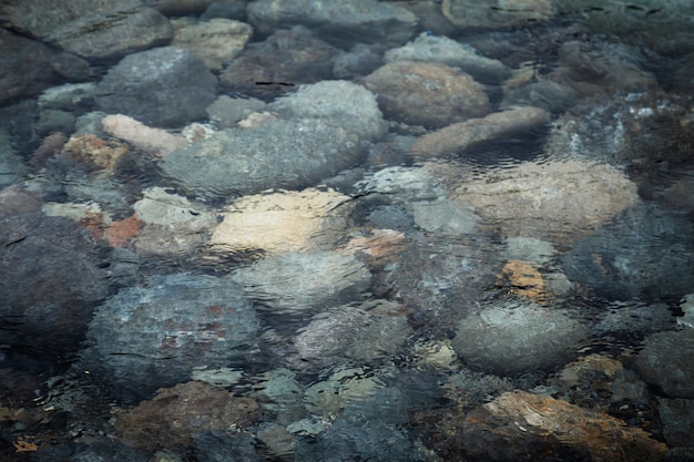 Бесплатное фото Вид сверху скалы в воде
