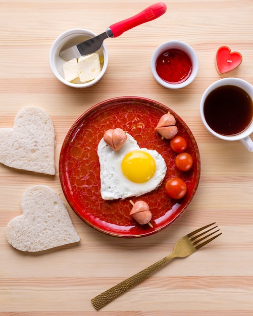 낭만적 인 아침 식사와 토스트와 하트 모양의 계란의 상위 뷰