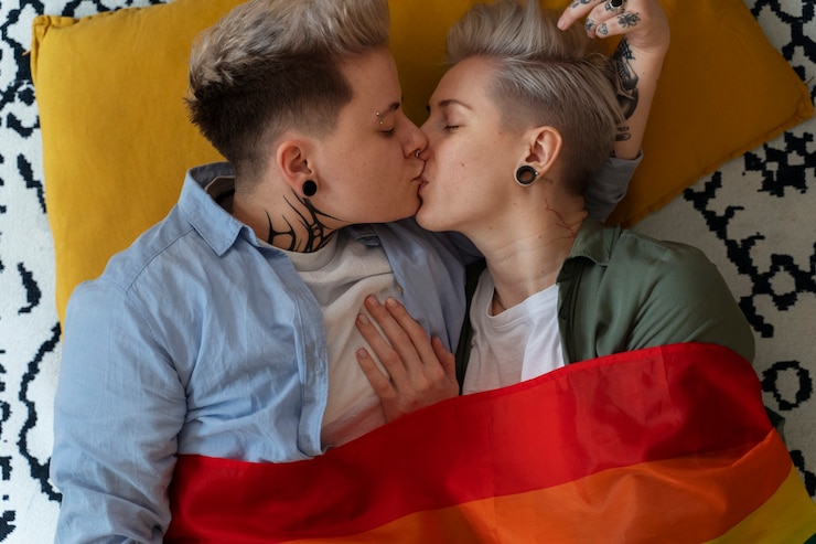 Free Photo top view romantic lesbian couple at home