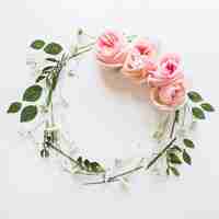 Free photo top view of rose wreath